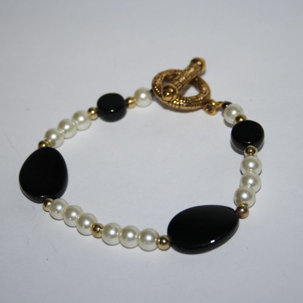 ✨ Midnight Luxe Bracelet · Black Beads, Gold Accents & Pearls · 8" ✨